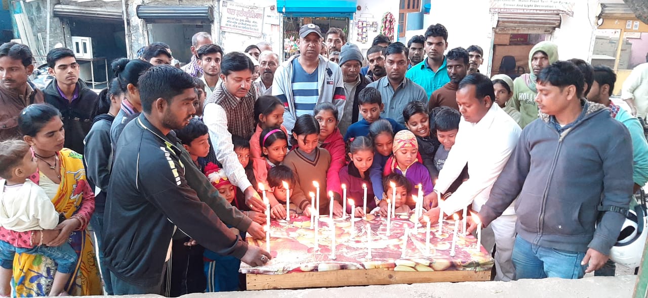 नोएडा : दिल्ली अग्निकांड के मृतकों को समाजवादी पार्टी ने दी श्रद्धांजलि