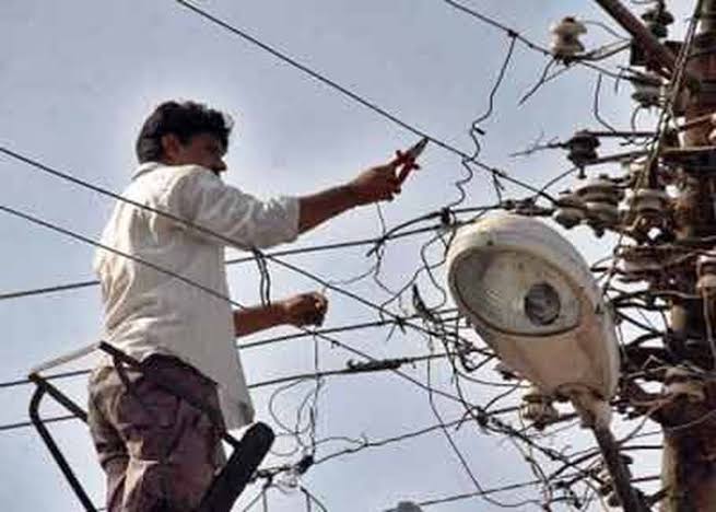 बिजली विभाग की बड़ी कार्यवाही , 700 लोगों के काटे बिजली कनेक्शन