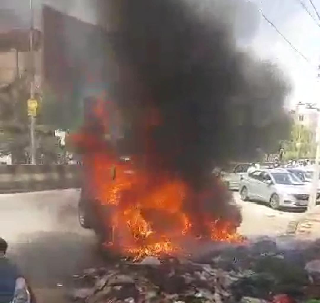 नोएडा में एक्सप्रेसवे पर स्कोडा कार जलकर हुई राख